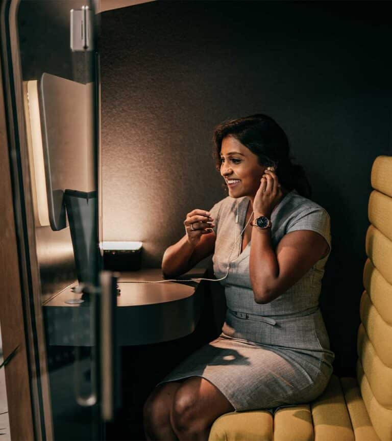 Detail_Woman on call in coworking space